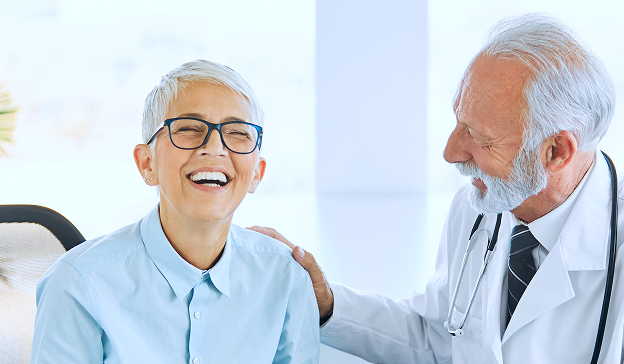 Arzt lacht mit Patientin